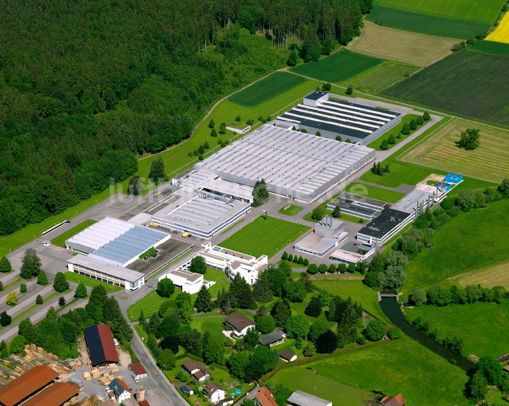 Schwendi aus der Vogelperspektive: Werksgelände der Firma Max Weishaupt GmbH in Schwendi im Bundesland Baden-Württemberg, Deutschland