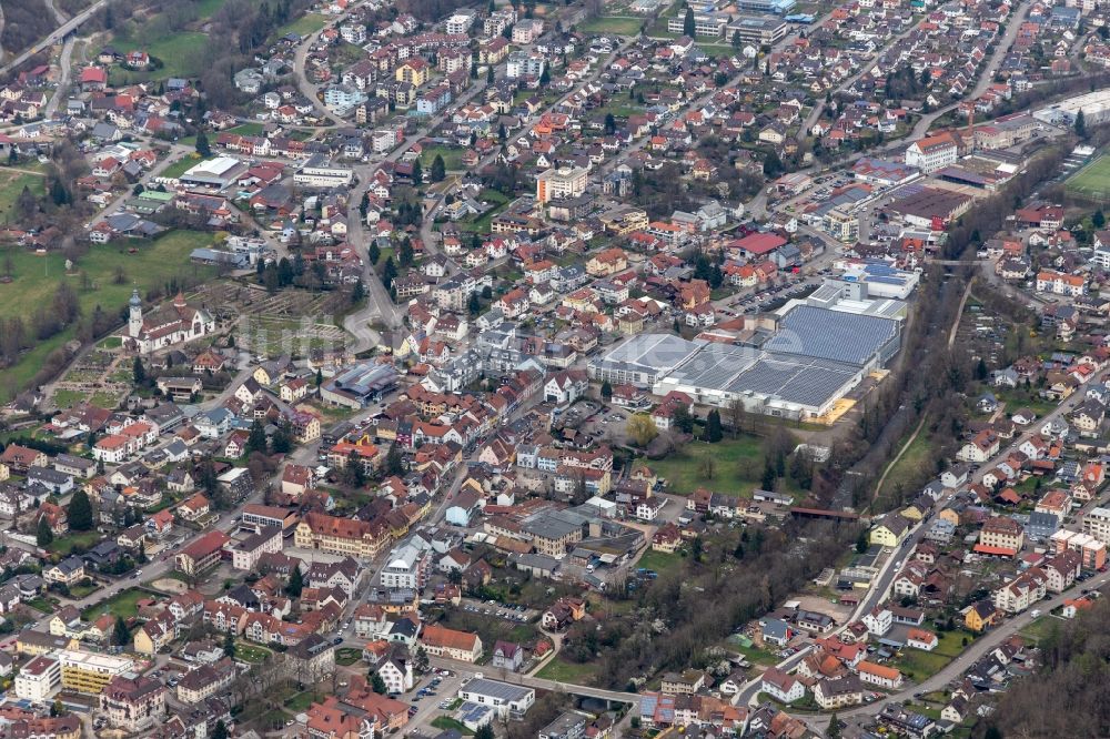 Wehr aus der Vogelperspektive: Werksgelände der Brennet AG mit PV-Dach in Wehr im Bundesland Baden-Württemberg, Deutschland
