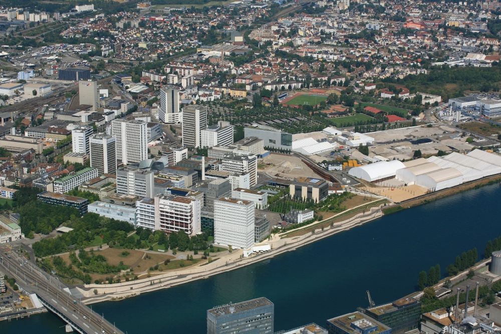 Basel aus der Vogelperspektive: Werksgelände und Campus des Pharmakonzerns Novartis in Basel in der Schweiz