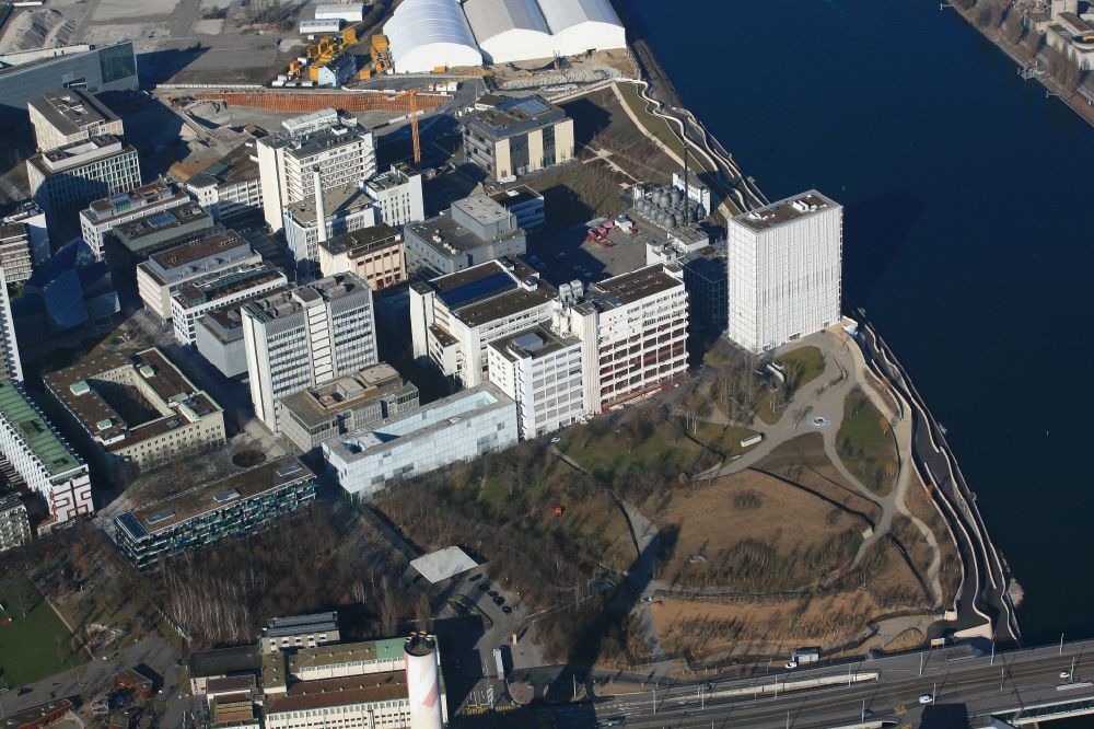 Luftaufnahme Basel - Werksgelände und Campus des Pharmakonzerns Novartis mit der neuen Rheinuferpromenade in Basel in der Schweiz