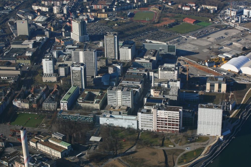 Basel von oben - Werksgelände und Campus des Pharmakonzerns Novartis mit der neuen Rheinuferpromenade in Basel in der Schweiz