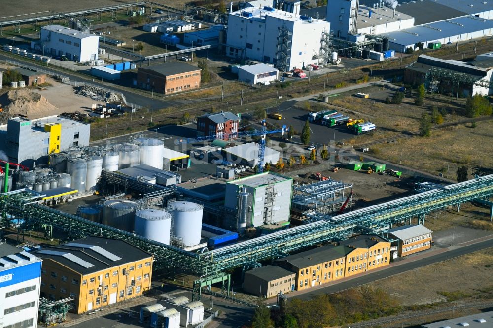 Luftaufnahme Bitterfeld-Wolfen - Werksgelände und Chemie- Produktions- Anlagen im Ortsteil Greppin in Bitterfeld-Wolfen im Bundesland Sachsen-Anhalt, Deutschland