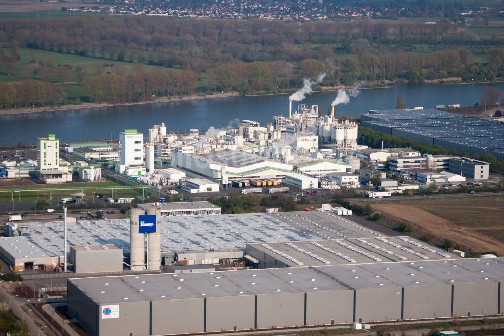 Worms von oben - Werksgelände des Chemieproduzenten Grace GmbH am Rheinufer in Worms im Bundesland Rheinland-Pfalz, Deutschland