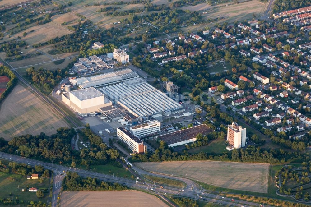Luftbild Karlsruhe - Werksgelände des Chemieproduzenten L'OREAL Produktion Deutschland GmbH & Co. KG in Karlsruhe im Bundesland Baden-Württemberg, Deutschland