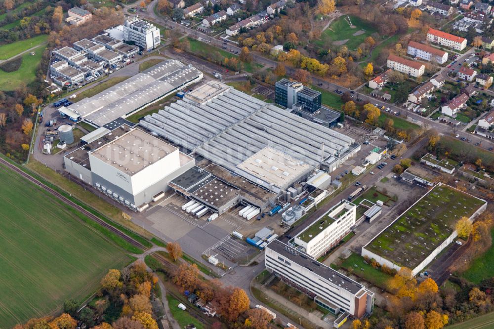 Luftaufnahme Karlsruhe - Werksgelände des Chemieproduzenten L'OREAL Produktion Deutschland GmbH & Co. KG in Karlsruhe im Bundesland Baden-Württemberg, Deutschland