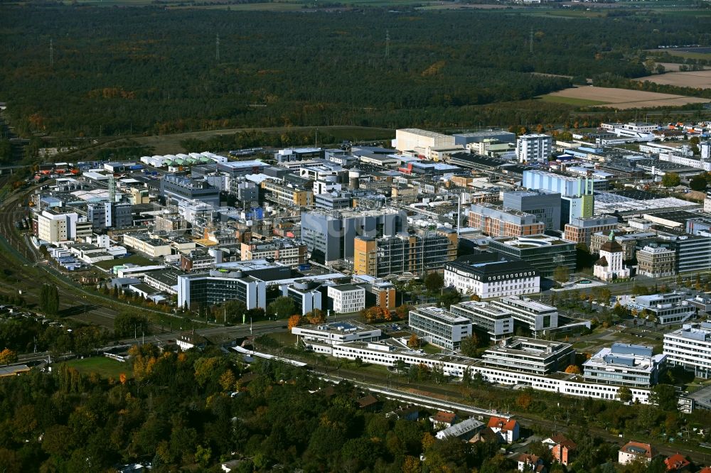 Luftbild Darmstadt - Werksgelände des Chemieproduzenten Merck KGaA in Darmstadt im Bundesland Hessen, Deutschland