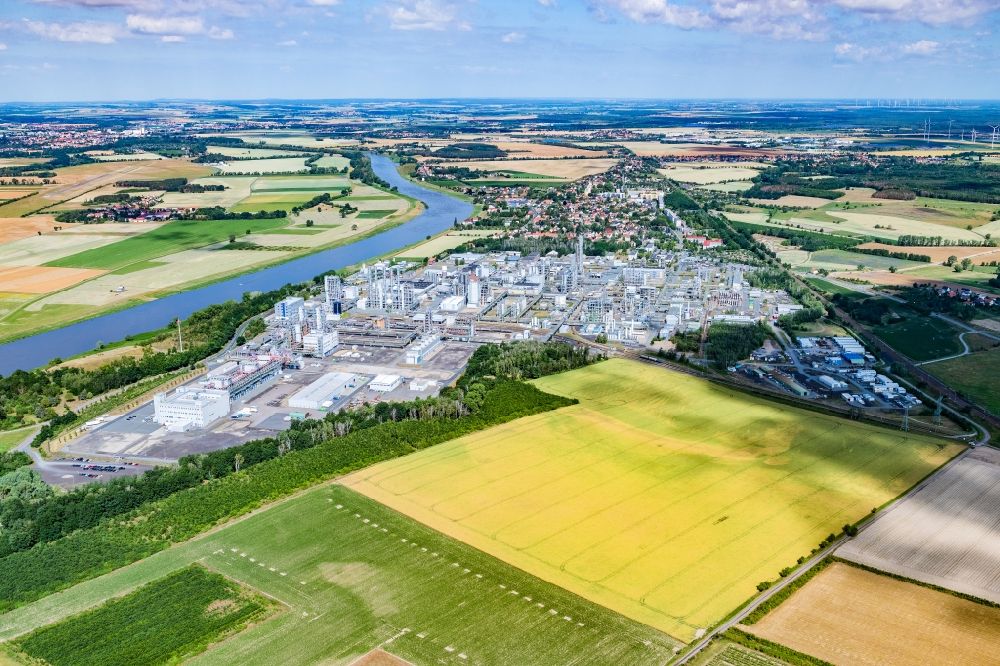 Luftaufnahme Nünchritz - Werksgelände des Chemieproduzenten Wacker Chemie AG in Nünchritz im Bundesland Sachsen, Deutschland