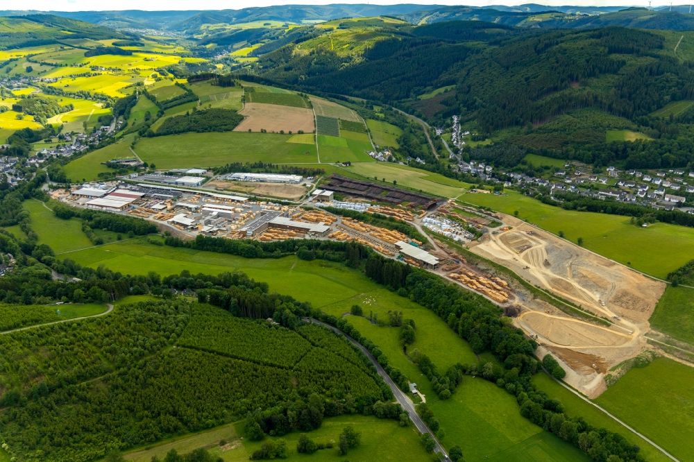 Luftaufnahme Assinghausen - Werksgelände der der Pieper Holz GmbH in Assinghausen im Bundesland Nordrhein-Westfalen, Deutschland