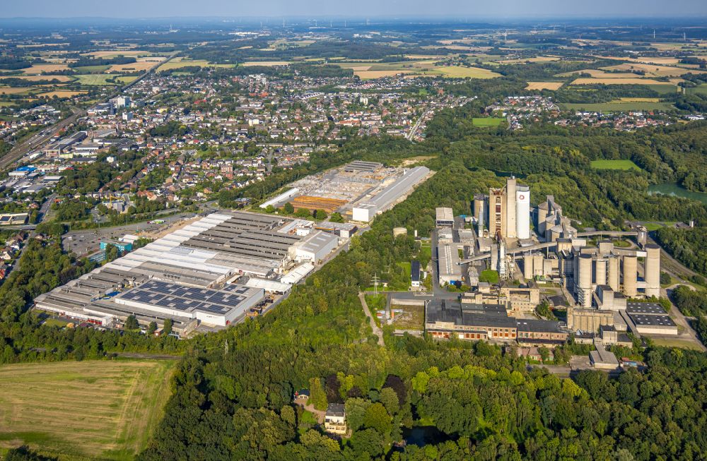 Neubeckum von oben - Werksgelände des Dyckerhoff Zementwerks in Neubeckum im Bundesland Nordrhein-Westfalen, Deutschland