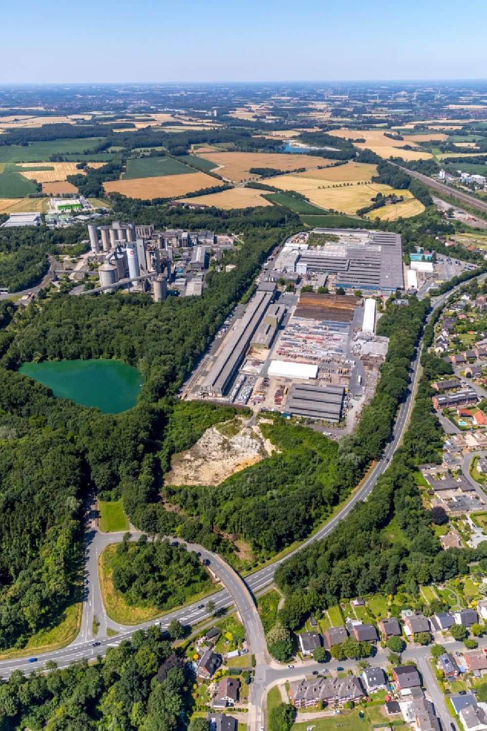 Luftaufnahme Neubeckum - Werksgelände der Eternit GmbH in Neubeckum im Bundesland Nordrhein-Westfalen, Deutschland