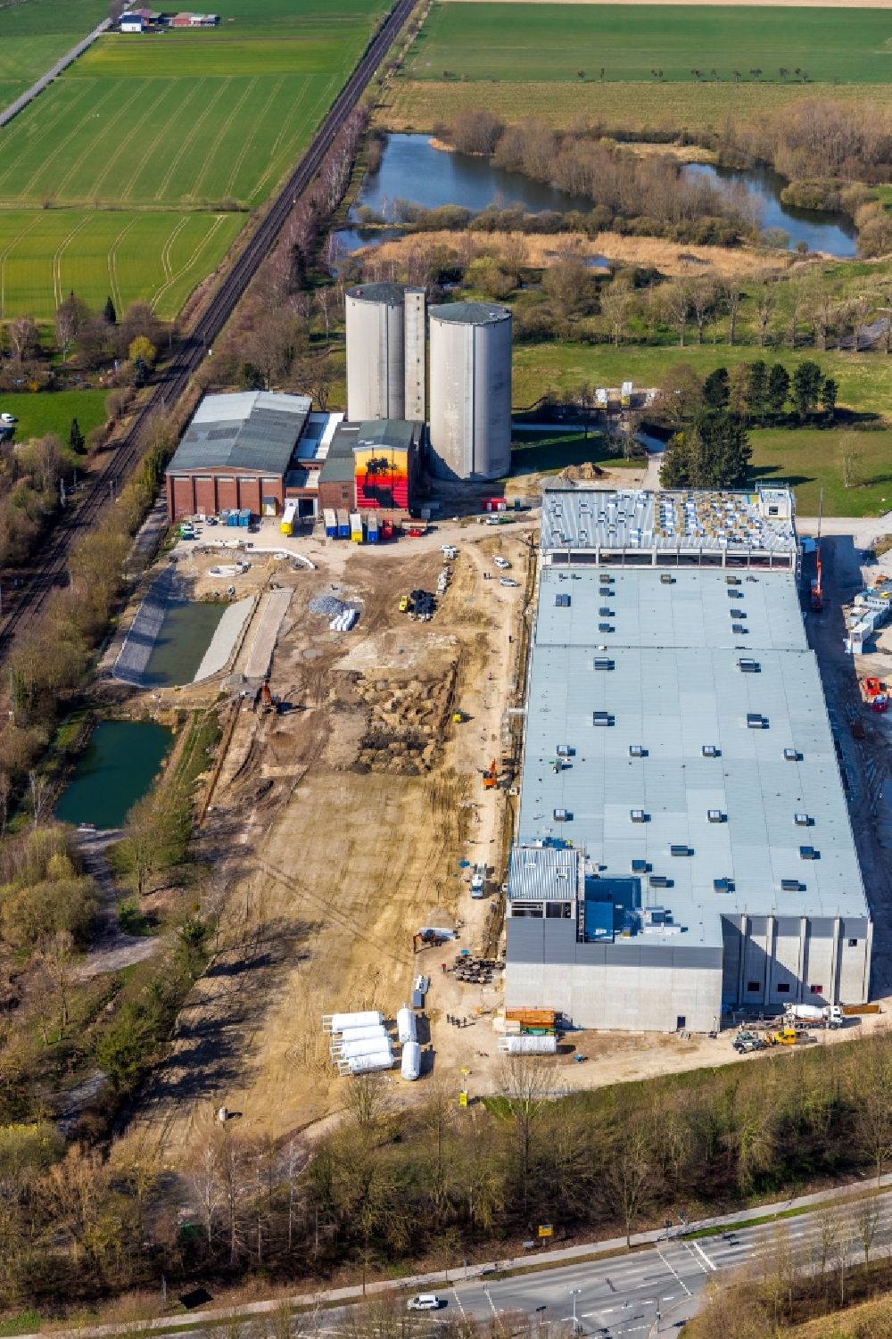 Soest von oben - Werksgelände der Firma Kuchenmeister mit neu erbauter Produktionshalle in Soest im Bundesland Nordrhein-Westfalen, Deutschland