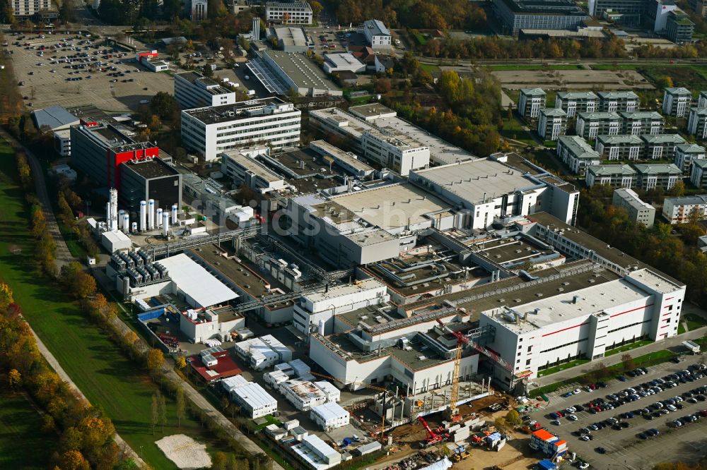 Regensburg aus der Vogelperspektive: Werksgelände der Infineon Technologies AG in Regensburg im Bundesland Bayern, Deutschland