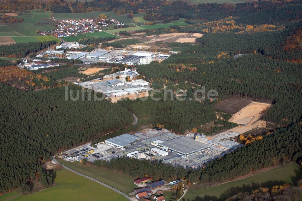Weichselstein von oben - Werksgelände KANN GmbH Baustoffwerke und mit Mustergarten in Weichselstein im Bundesland Bayern, Deutschland