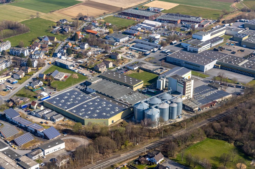 Werl von oben - Werksgelände des Knauf Aluminiumwerks und der Warengenossenschaft Raiffeisen in Werl im Bundesland Nordrhein-Westfalen, Deutschland