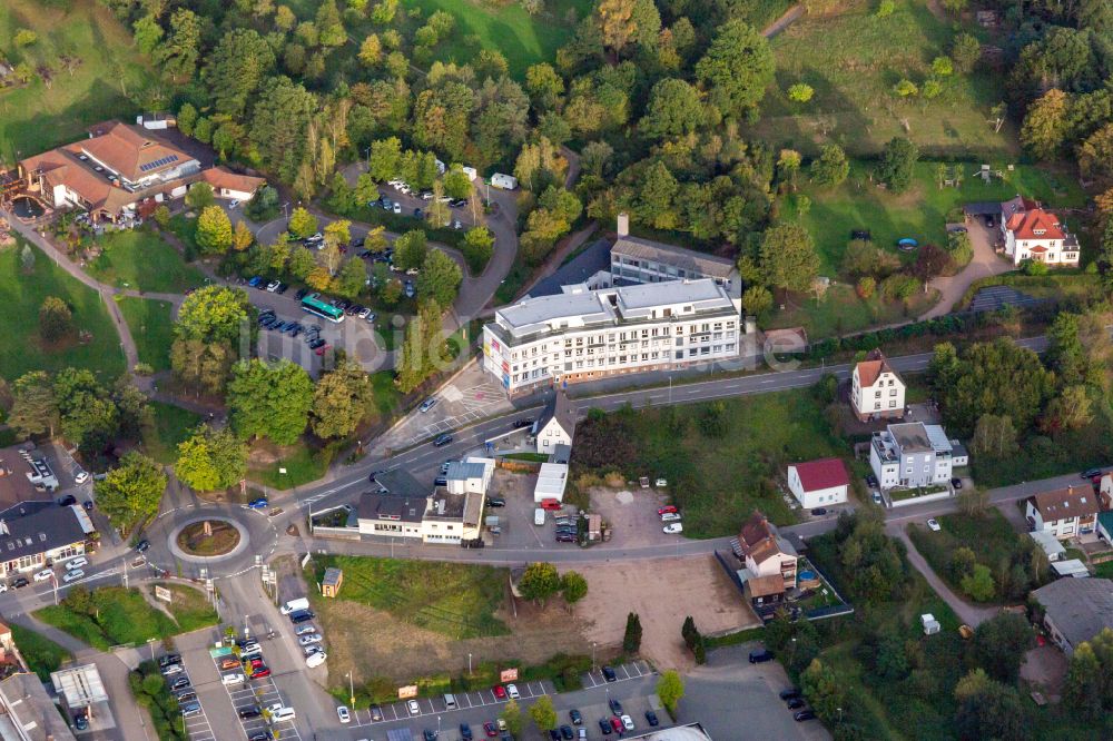 Luftbild Dahn - Werksgelände der Körber Supply Chain Automation GmbH und Fabrik Fit Camp Dahn in Dahn im Bundesland Rheinland-Pfalz, Deutschland