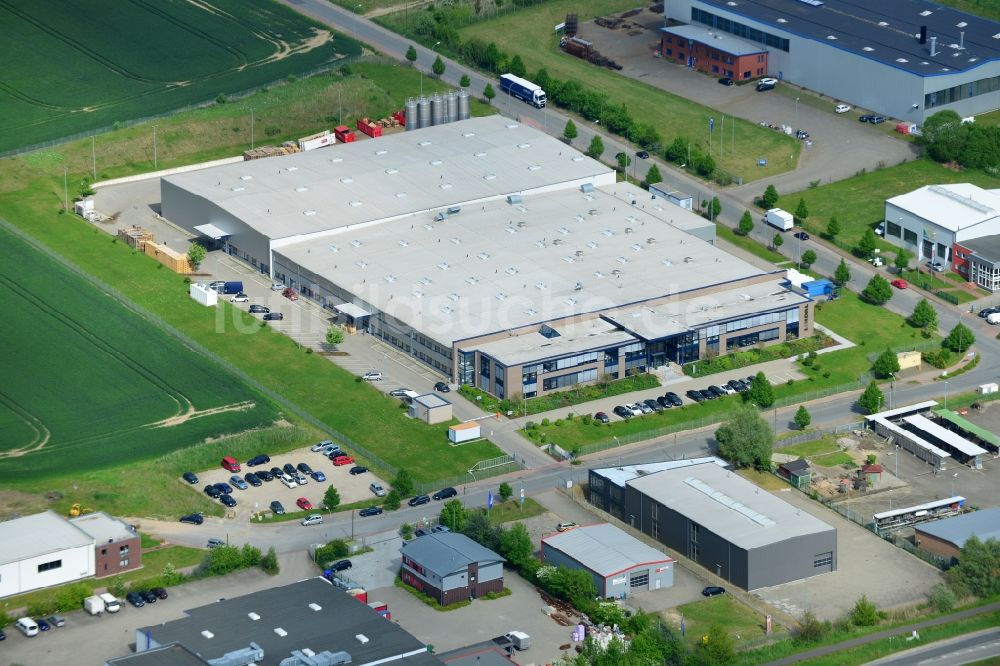 Schönberg von oben - Werksgelände der Lindal Dispenser GmbH in Schönberg im Bundesland Mecklenburg-Vorpommern