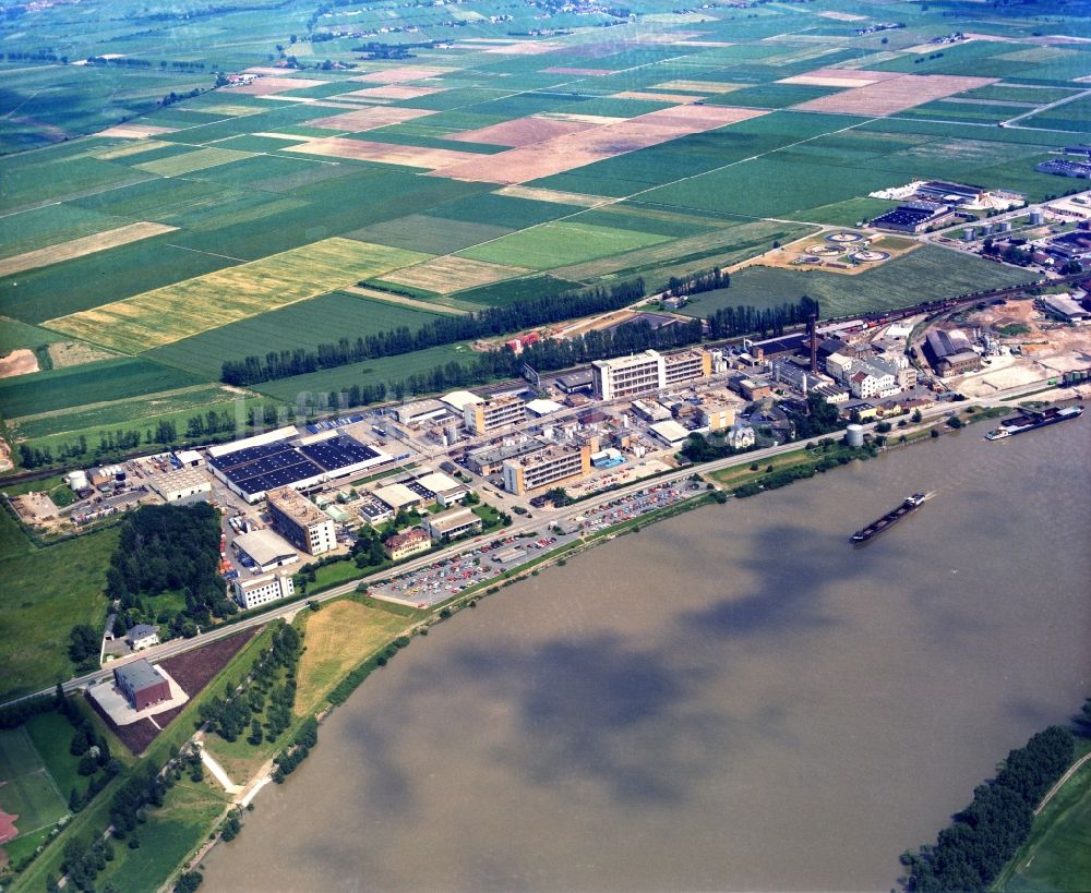 Luftaufnahme Gernsheim - Werksgelände der Merck KGaA in Gernsheim im Bundesland Hessen, Deutschland
