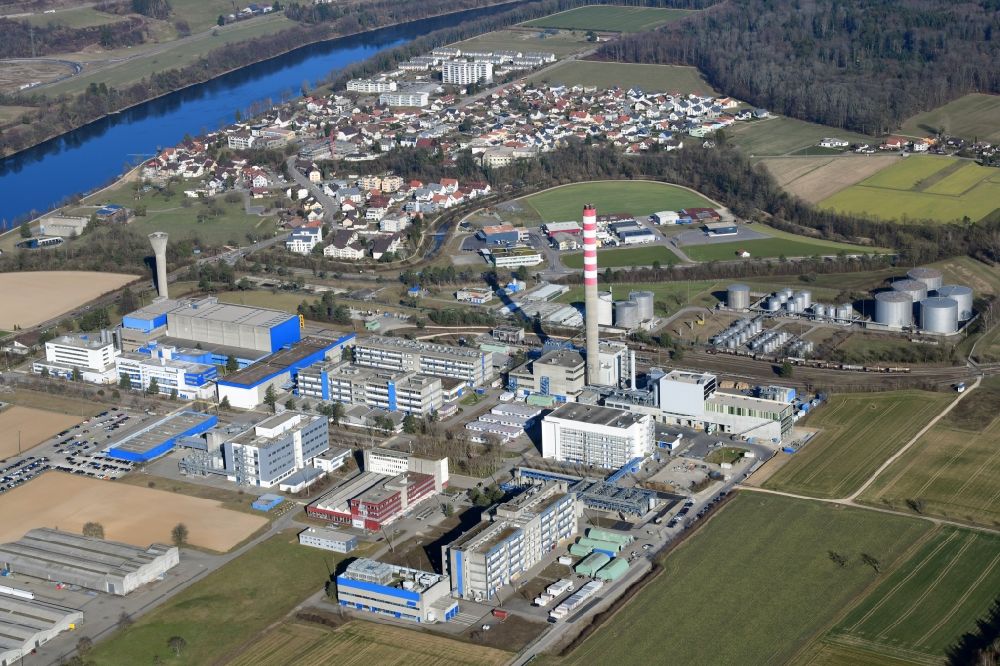 Sisseln von oben - Werksgelände des Pharma-, Grundstoff- und Chemieproduzenten DSM Nutritional Products AG in Sisseln im Kanton Aargau, Schweiz