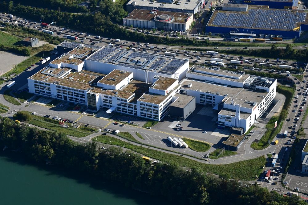 Pratteln aus der Vogelperspektive: Werksgelände und Produktionsstandort der Coop Genossenschaft für den Detailhandel und Grosshandel in Pratteln im Kanton Basel-Landschaft, Schweiz