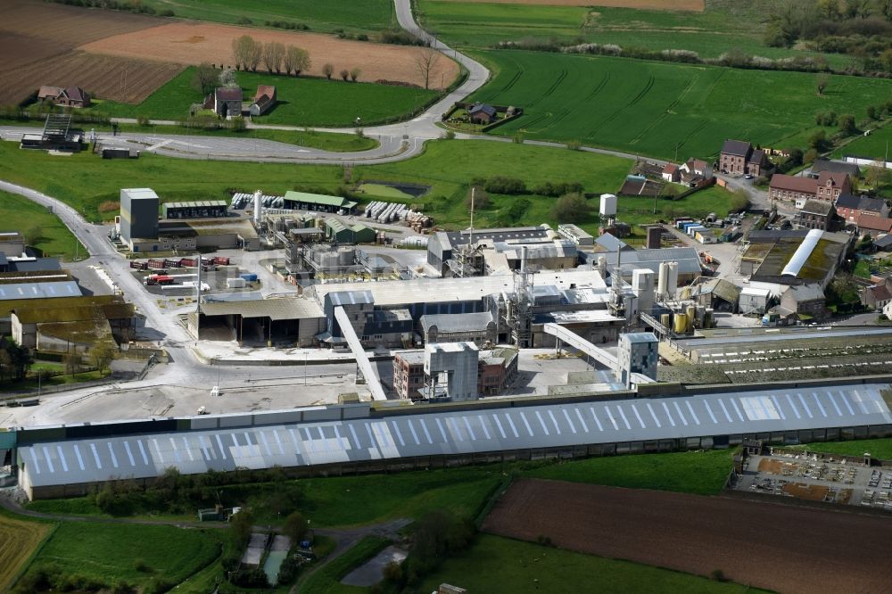Frasnes-lez-Anvaing aus der Vogelperspektive: Werksgelände des Rosier- Baustoffherstellers in Frasnes-lez-Anvaing in Région wallonne, Belgien