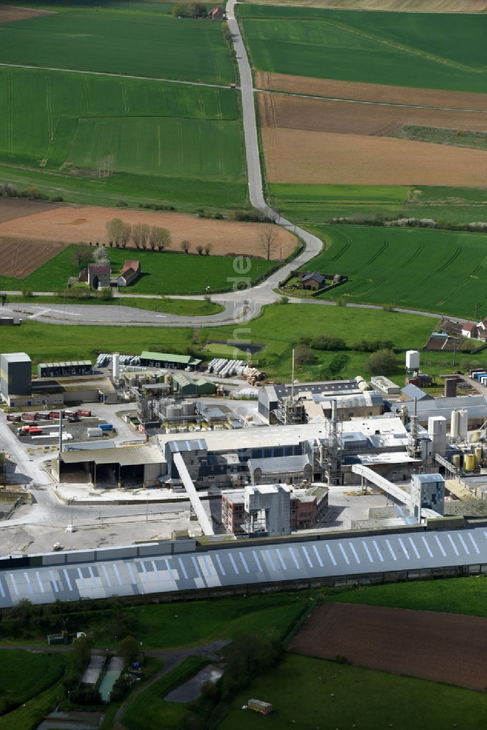 Luftbild Frasnes-lez-Anvaing - Werksgelände des Rosier- Baustoffherstellers in Frasnes-lez-Anvaing in Région wallonne, Belgien