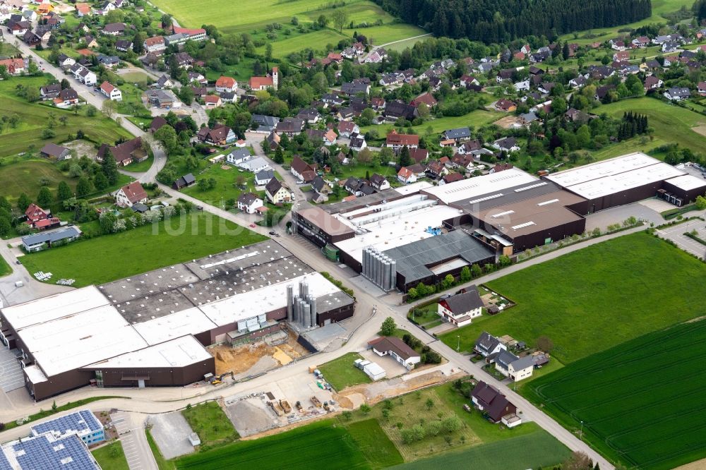 Alpirsbach von oben - Werksgelände der Saier Verpackungstechnik in Alpirsbach im Bundesland Baden-Württemberg, Deutschland
