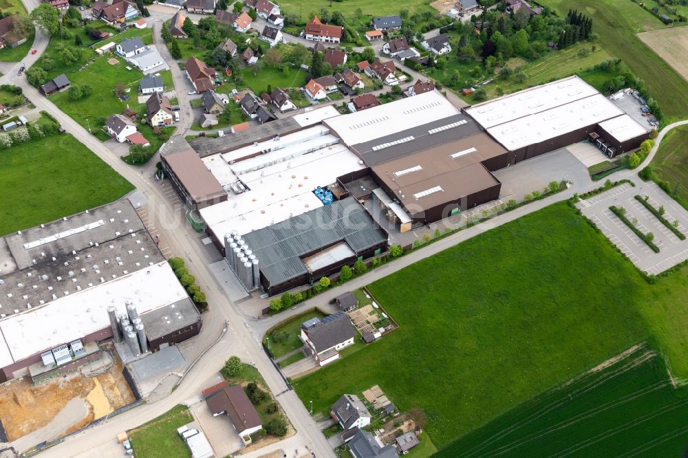 Luftaufnahme Alpirsbach - Werksgelände der Saier Verpackungstechnik in Alpirsbach im Bundesland Baden-Württemberg, Deutschland