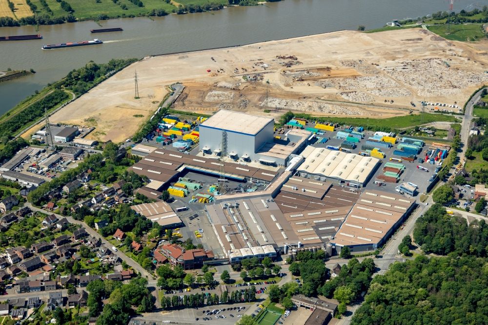 Duisburg von oben - Werksgelände der Sinalco Internat. GmbH & Co.KG in Duisburg im Bundesland Nordrhein-Westfalen, Deutschland