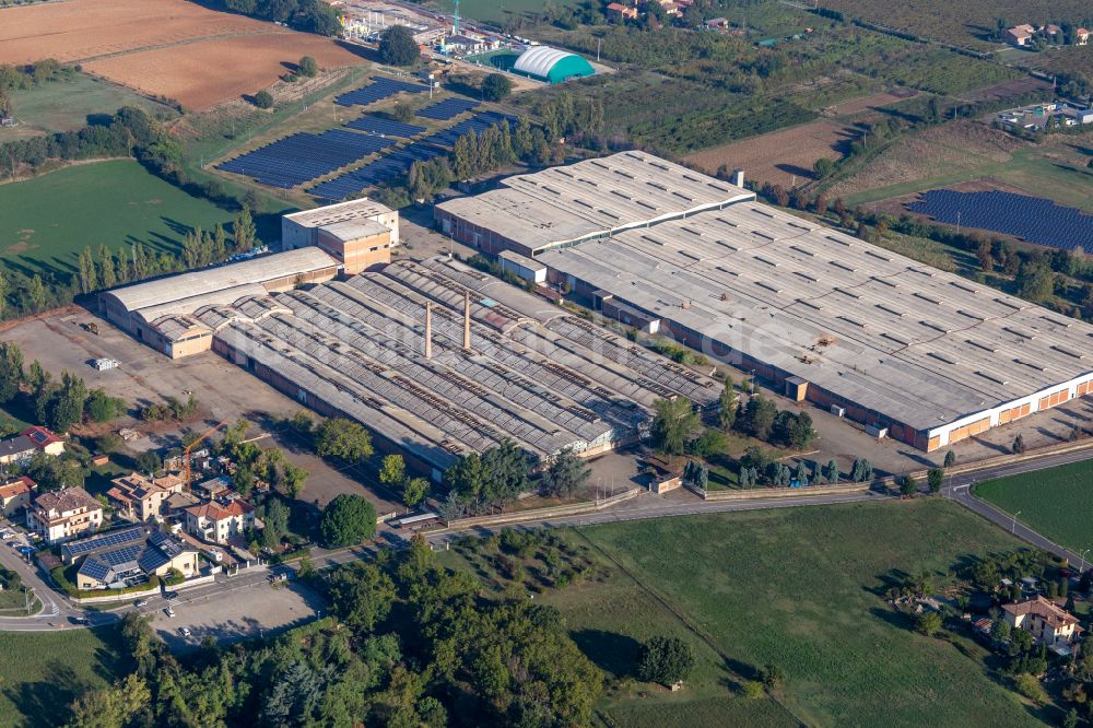 Gorzano von oben - Werksgelände einer stillgelegten Fabrik in Gorzano in Emilia-Romagna, Italien