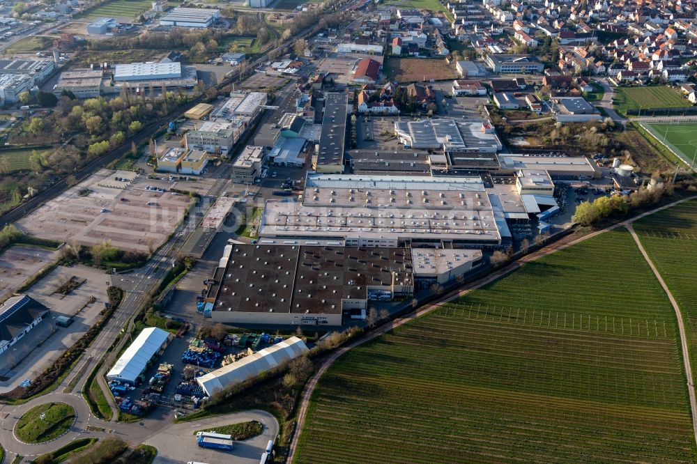 Luftaufnahme Edenkoben - Werksgelände der Tenneco Automotive Deutschland GmbH in Edenkoben im Bundesland Rheinland-Pfalz