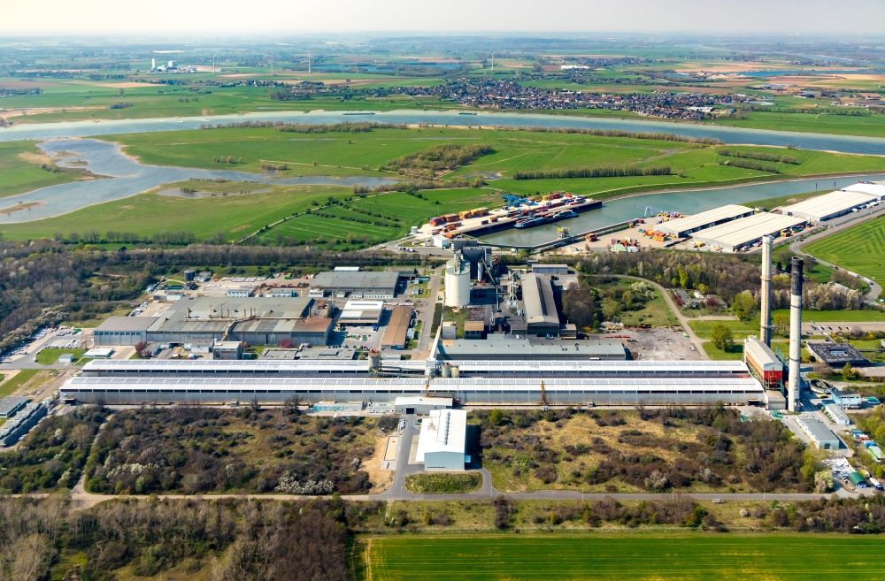 Voerde (Niederrhein) von oben - Werksgelände der TRIMET Aluminium SE in Voerde (Niederrhein) im Bundesland Nordrhein-Westfalen, Deutschland