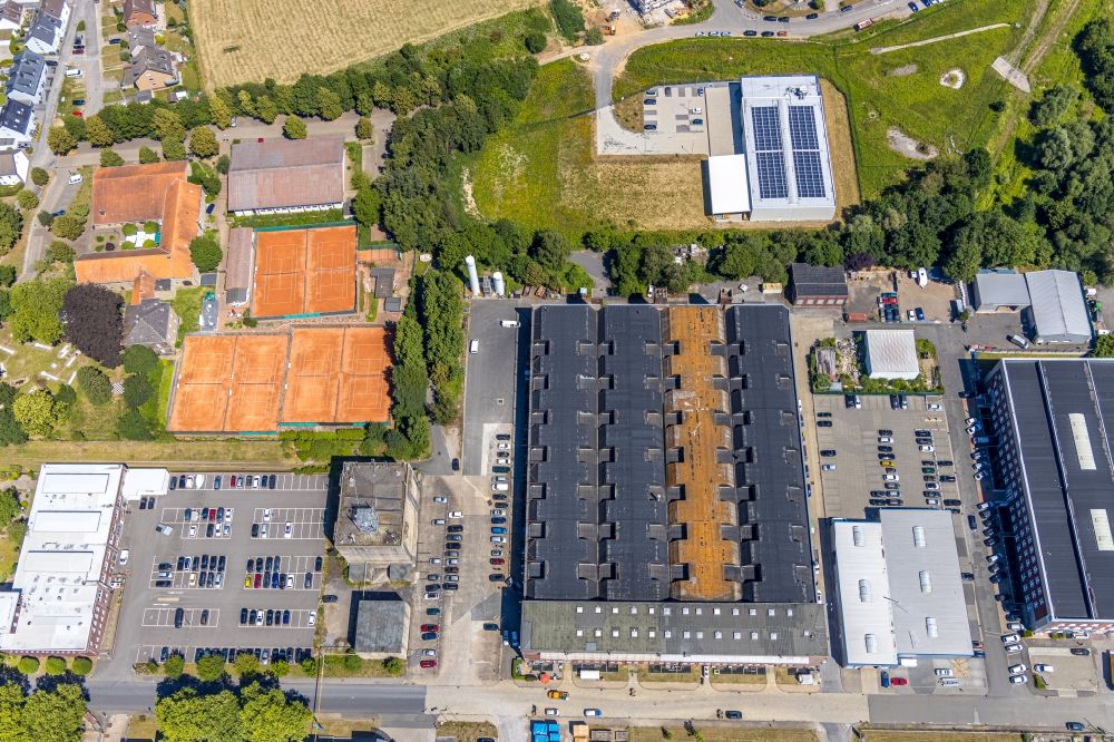 Luftbild Witten - Werksgelände der VTN Witten GmbH mit Blick auf das hiesige Tennisplatz- Ensemble im Ortsteil Rüdinghausen in Witten im Bundesland Nordrhein-Westfalen, Deutschland