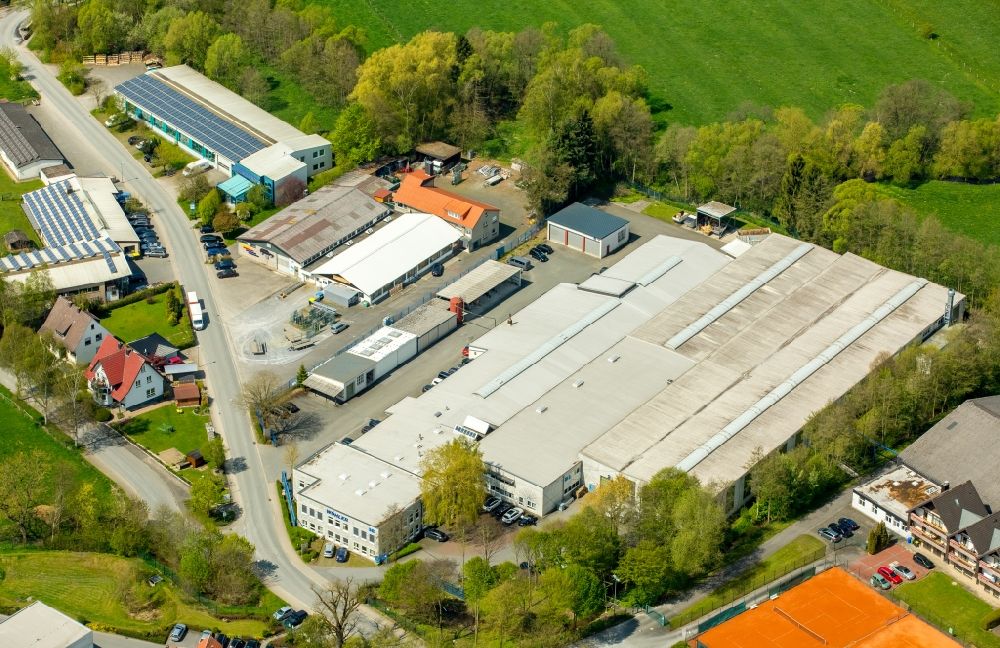 Luftaufnahme Bad Wünnenberg - Werksgelände der Wöhler Technik GmbH am Wöhler-Platz in Bad Wünnenberg im Bundesland Nordrhein-Westfalen, Deutschland