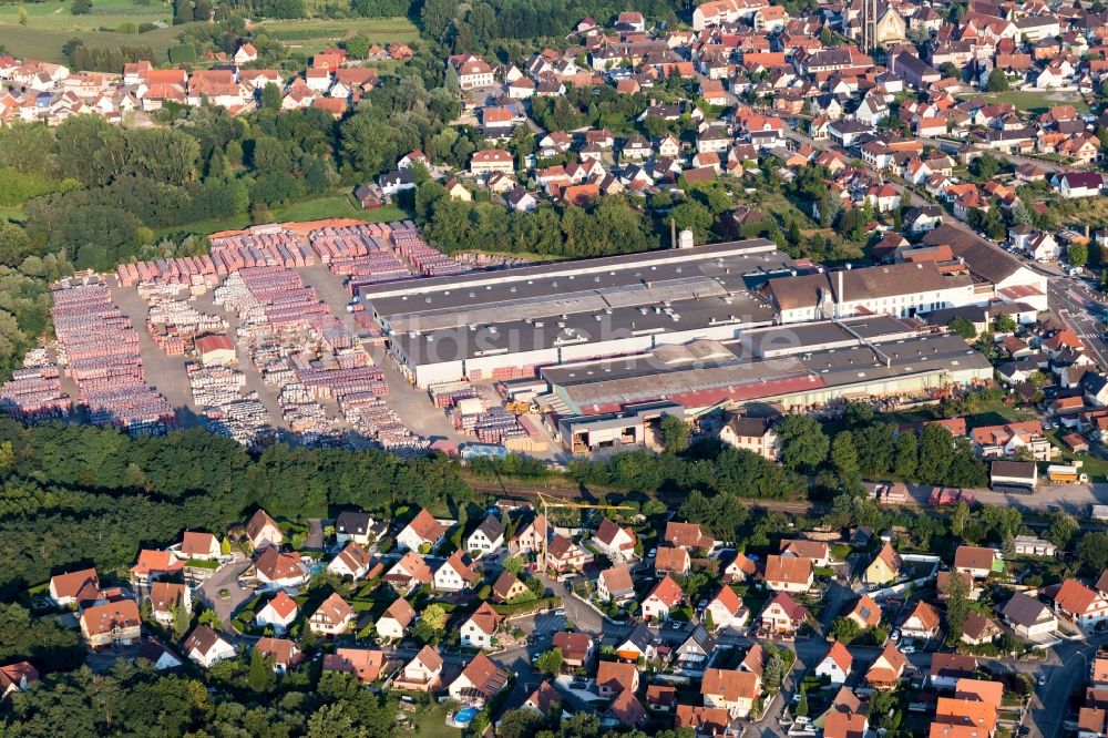 Seltz von oben - Werksgelände der Ziegelwerke Wienerberger in Seltz in Grand Est, Frankreich