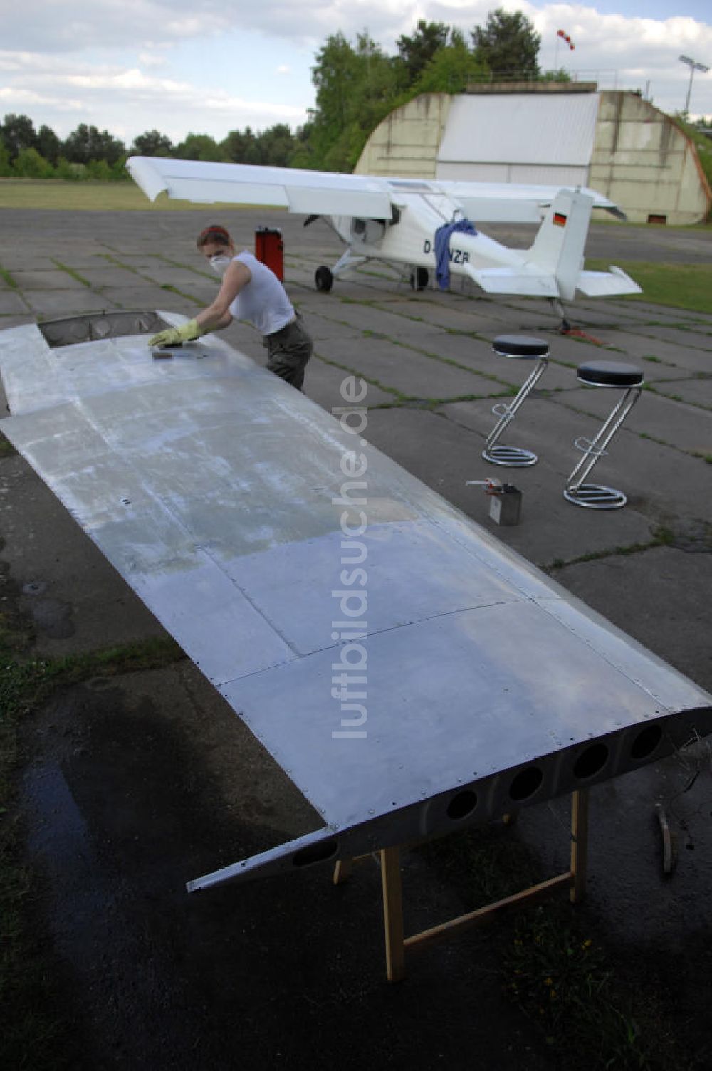 Werneuchen aus der Vogelperspektive: Werneuchen 10.05.2009 Vorbereitung der Cessna - Tragflächen zur Grundierung auf dem Flugplatz Werneuchen.