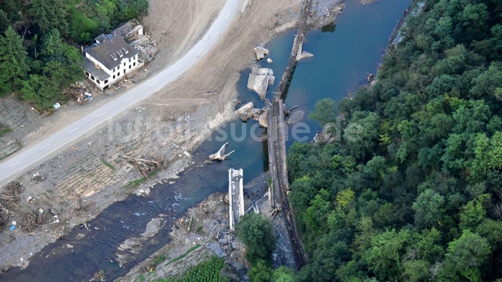 Luftaufnahme Mayschoß - Westlich von Rech zerstörte Brücken nach der Hochwasserkatastrophe im Ahrtal diesen Jahres im Bundesland Rheinland-Pfalz, Deutschland