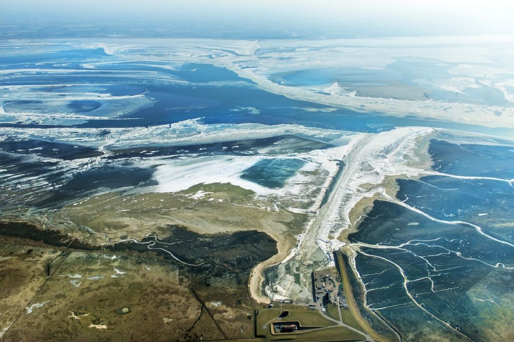 Luftbild Spiekeroog - Westliche Küste mit zugefrorener Hafenhanlage auf der Insel Spiekeroog im Wattenmeer in der Nordsee im Bundesland Niedersachsen