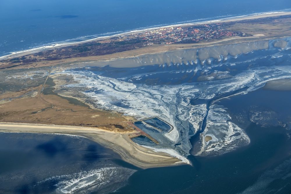 Luftaufnahme Wangerooge - Westliche Küstemit zugefrorener Hafenhanlage auf der Insel Wangerooge im Wattenmeer in der Nordsee im Bundesland Niedersachsen