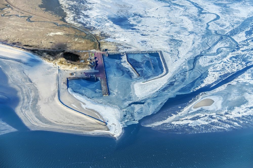 Wangerooge aus der Vogelperspektive: Westliche Küstemit zugefrorener Hafenhanlage auf der Insel Wangerooge im Wattenmeer in der Nordsee im Bundesland Niedersachsen