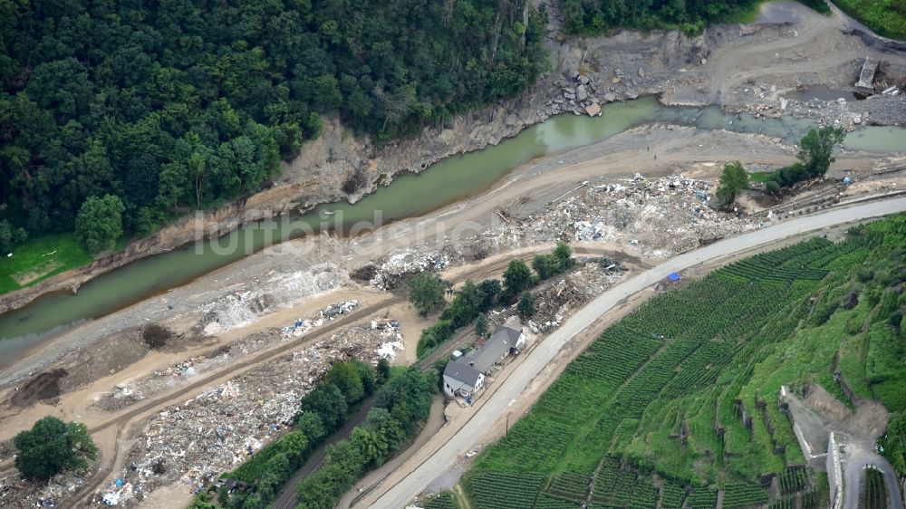 Bad Neuenahr-Ahrweiler von oben - Westlicher Bereich von Walpozheim nach der Hochwasserkatastrophe im Ahrtal diesen Jahres im Bundesland Rheinland-Pfalz, Deutschland