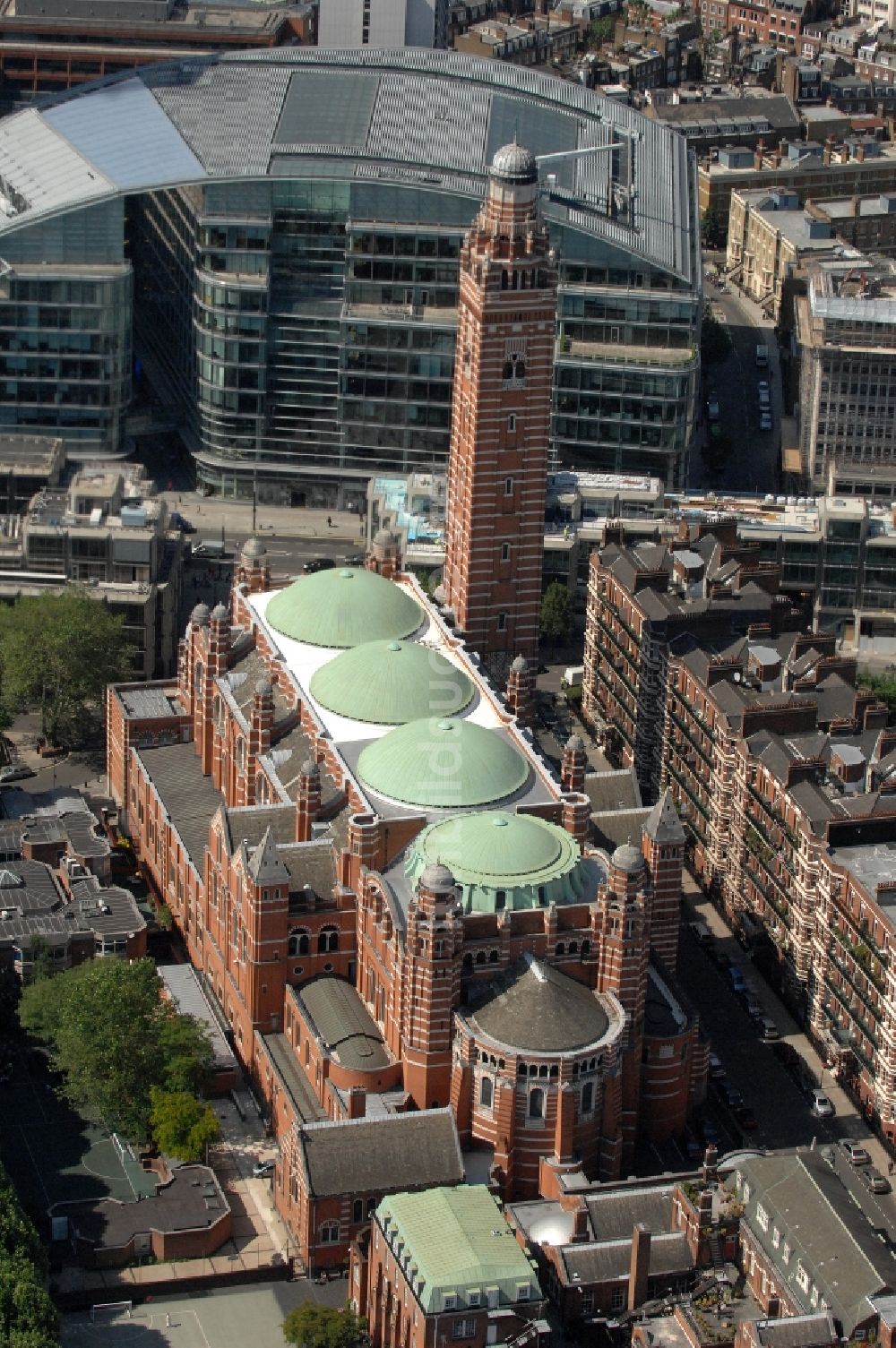 Luftaufnahme London - Westminster-Kathedrale im Stadtbezirk City of Westminster in London in der Grafschaft Greater London