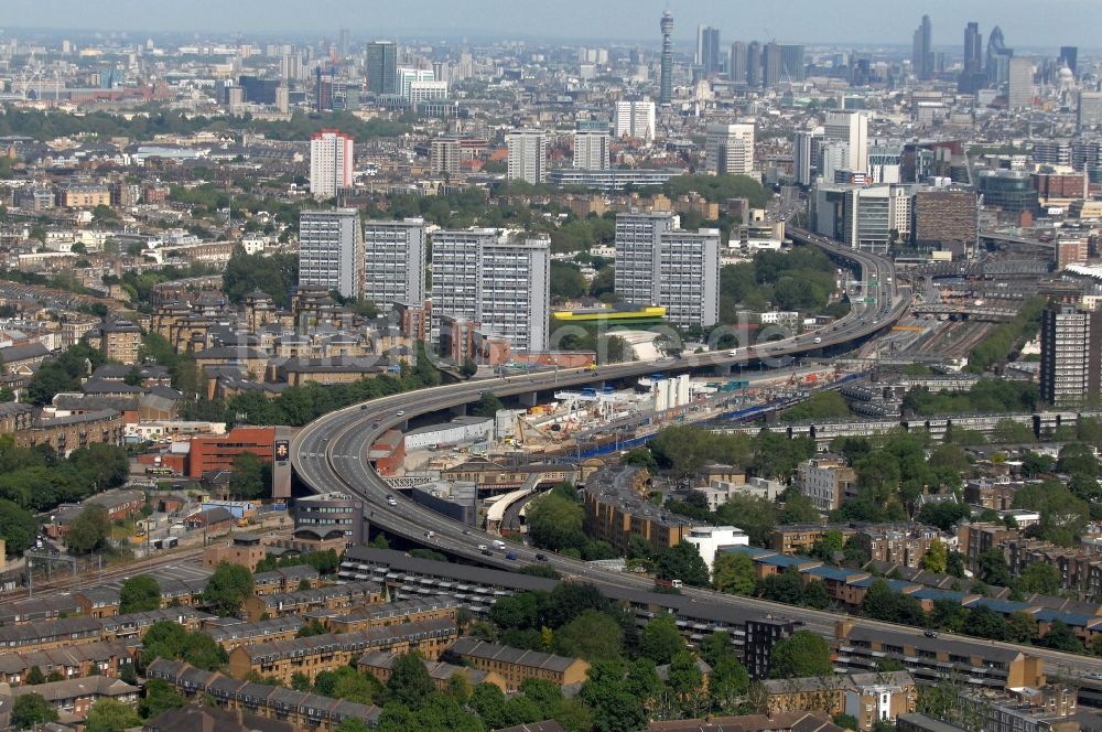 Luftaufnahme London - Westway der A40 Road im Stadtbezirk City of Westminster in London in der Grafschaft Greater London in Großbritannien