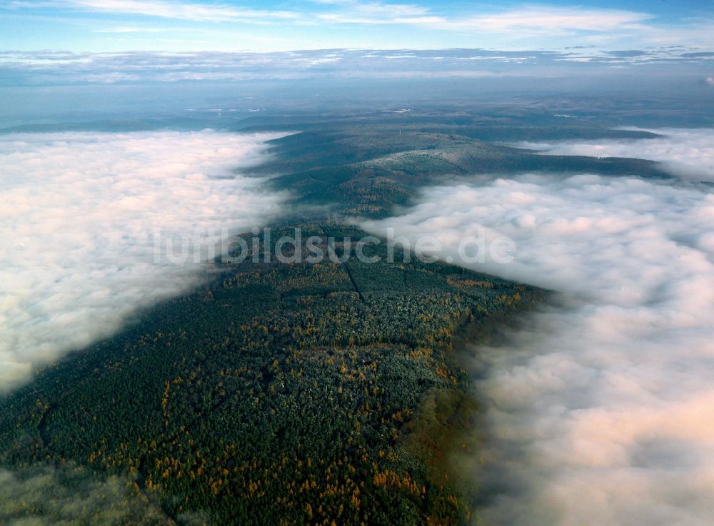 Mespelbrunn von oben - Wetter - Landschaft von mit Nebel - Wolken überzogenen Waldlandschaft im Spessart bei Mespelbrunn im Bundesland Bayern
