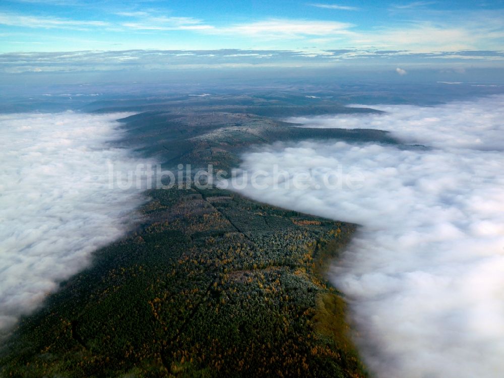 Mespelbrunn aus der Vogelperspektive: Wetter - Landschaft von mit Nebel - Wolken überzogenen Waldlandschaft im Spessart bei Mespelbrunn im Bundesland Bayern