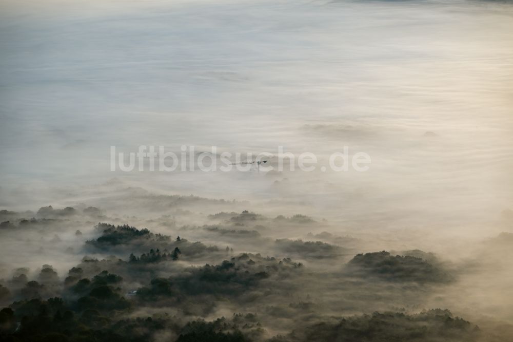 Luftbild Rosengarten - Wetterbedingt in eine Nebel- Schicht eingebettete Baustelle mit Kran in Rosengarten im Bundesland Niedersachsen, Deutschland