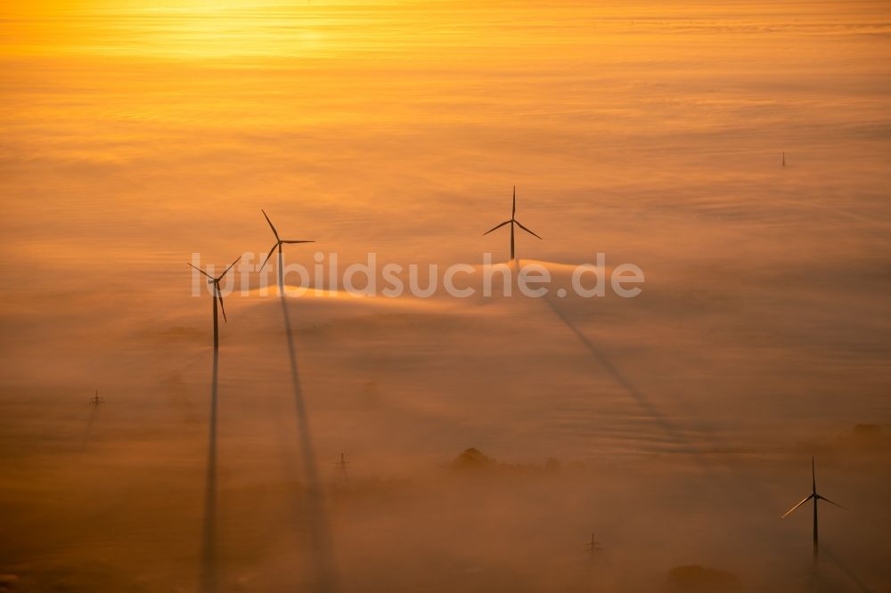 Winsen (Luhe) von oben - Wetterbedingt in eine Nebel- Schicht eingebettete Windenergieanlagen bei Sonnenaufgang in Winsen (Luhe) im Bundesland Niedersachsen, Deutschland