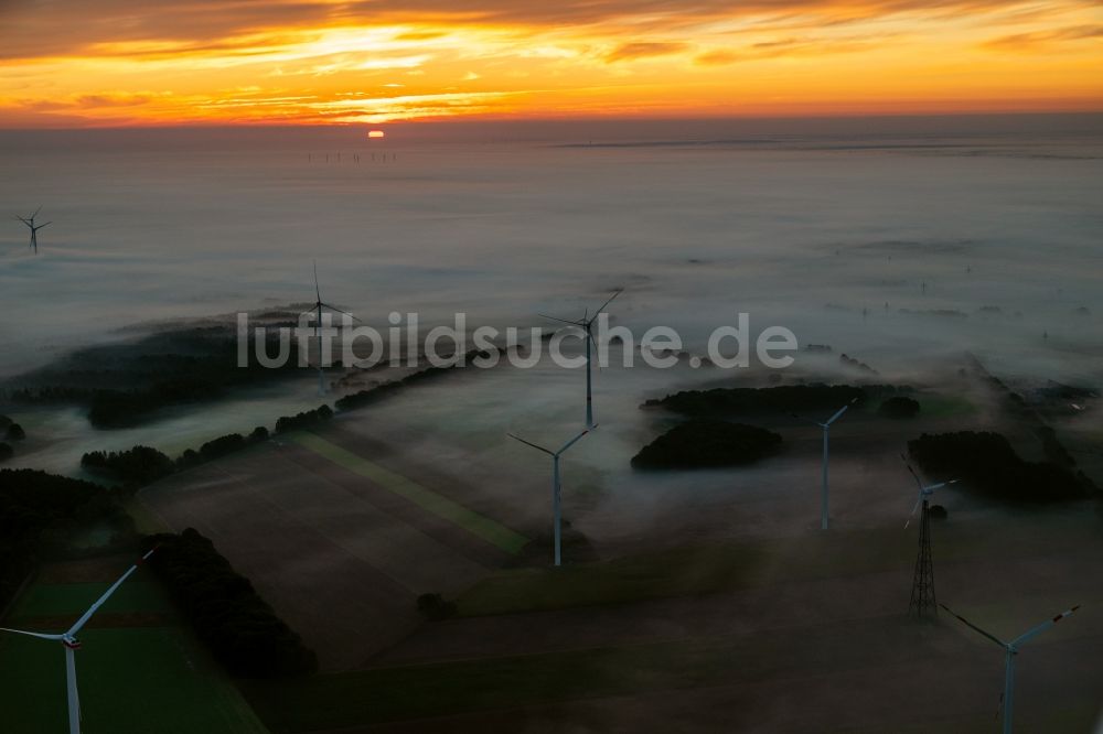 Winsen (Luhe) aus der Vogelperspektive: Wetterbedingt in eine Nebel- Schicht eingebettete Windenergieanlagen bei Sonnenaufgang in Winsen (Luhe) im Bundesland Niedersachsen, Deutschland