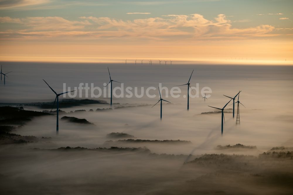 Luftaufnahme Winsen (Luhe) - Wetterbedingt in eine Nebel- Schicht eingebettete Windenergieanlagen bei Sonnenaufgang in Winsen (Luhe) im Bundesland Niedersachsen, Deutschland