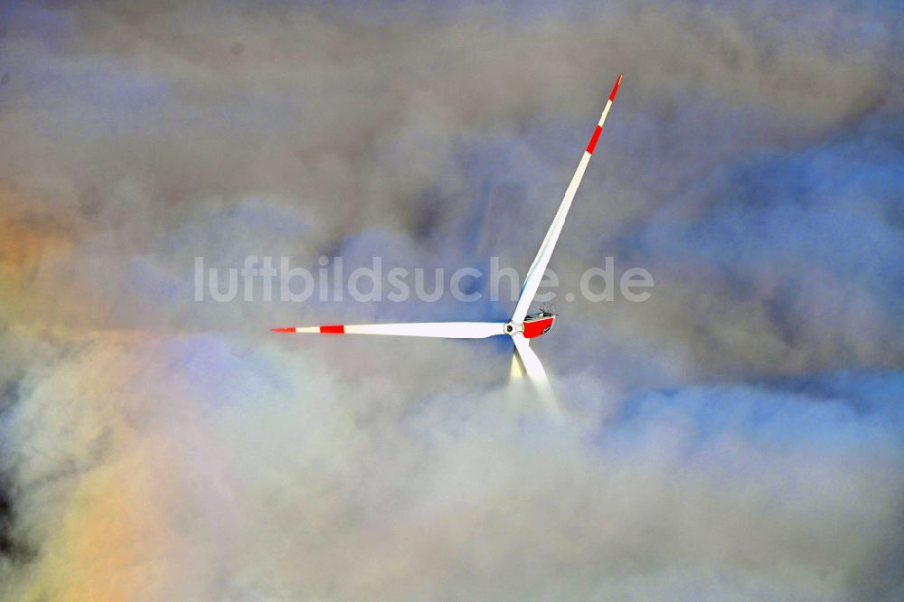 Luftbild Denkendorf - Wetterbedingt in eine Nebel- Schicht eingebettete Windenergieanlagen in Denkendorf im Bundesland Bayern, Deutschland