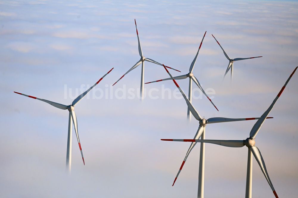 Luftaufnahme Denkendorf - Wetterbedingt in eine Nebel- Schicht eingebettete Windenergieanlagen in Denkendorf im Bundesland Bayern, Deutschland